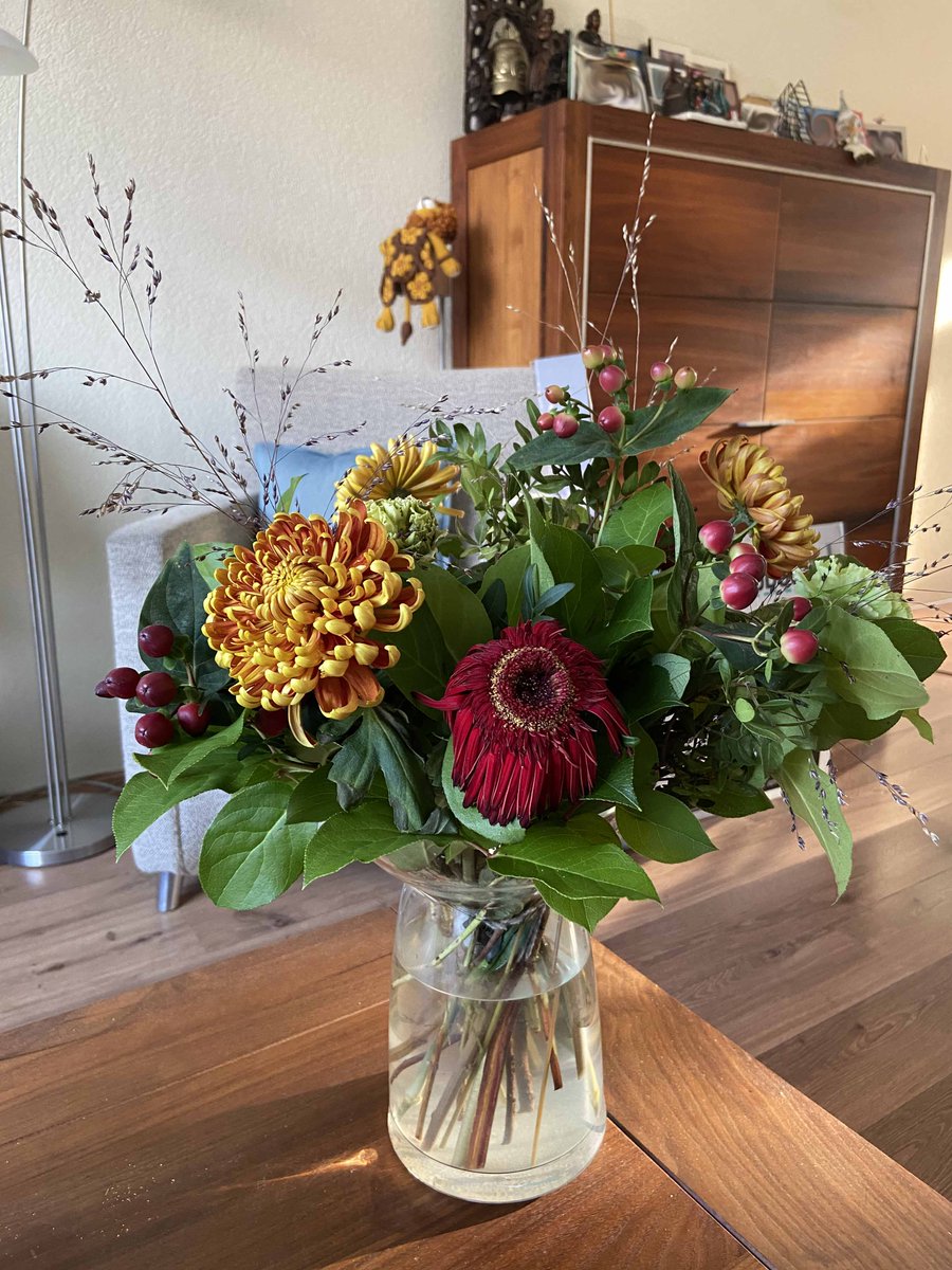 Een bos bloemen van de gemeente op de 102de verjaardag van je vader ... die dan al meer dan 20 jaar is overleden. Lees erover in mijn blog: hoeenwaarom.nl/burgemeester-z… #haarlem