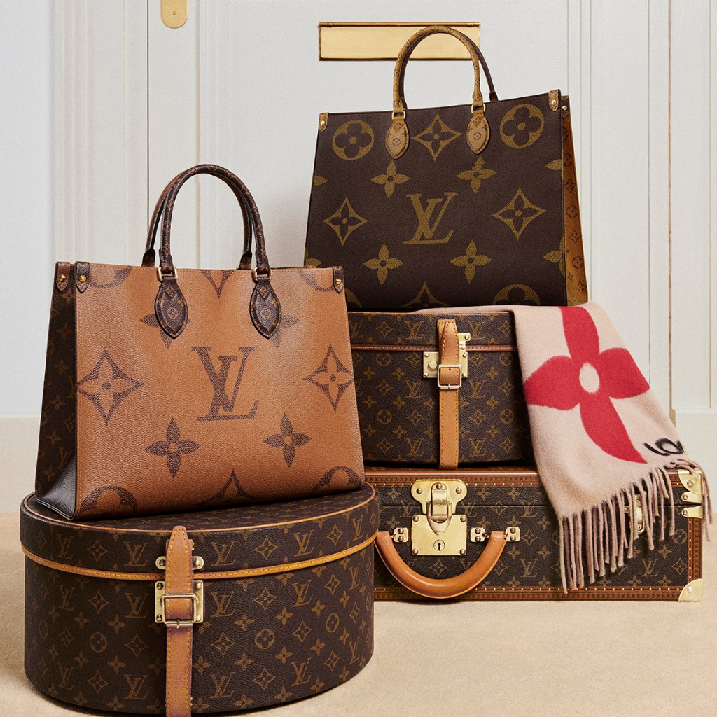 Louis Vuitton on X: On-the-go. With its generous capacity, #LouisVuitton's Onthego  tote bag is a versatile companion for holiday travel. Find this and other  #LVGifts at   / X