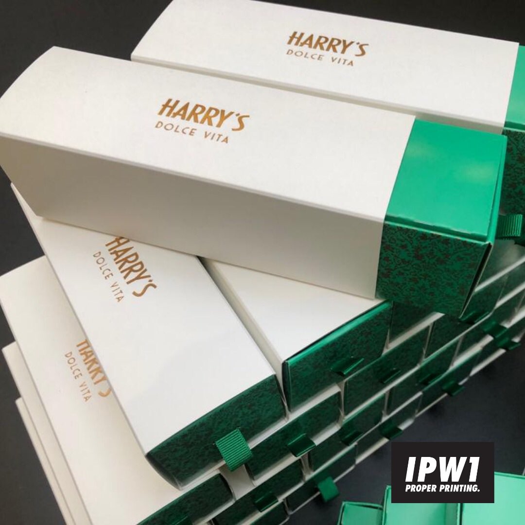 IPW1_Printers's tweet photo. Boxing clever 💚🍬

Beautifully produced boxes to be filled with @harrysdolcevita delicious macaroons. With the luxurious added touch of a foiled slip case 💫

It’s not to late to order you Christmas packaging designed and branded to your needs. 

Contact us today: 0207 437 3200 https://t.co/C21nVRmf3g