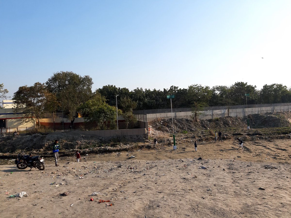 ngtmcyamuna2's tweet photo. Huge wall to separate the flood plain from the habitations.Poles demarcating the flood plain up. https://t.co/2P2BRppMaU
