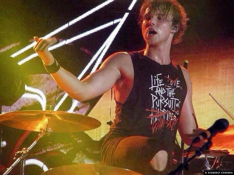 5sos covered in sweat, a thread.