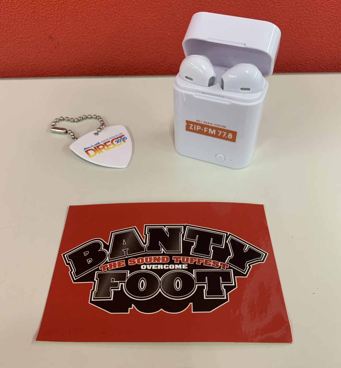 ZIP_DIRECT's tweet photo. 今週のBANTY FOOT掘り出し物グッズ
・ピックキーホルダー5名
・昔のロゴステッカーをランダムで
プレゼントしますよぉ🙌🔥
スポーツ川柳はコチラから⤵️
https://t.co/0KiCZL8yUK
#zipfm #DIRECT2020 https://t.co/4YczNL8OGW