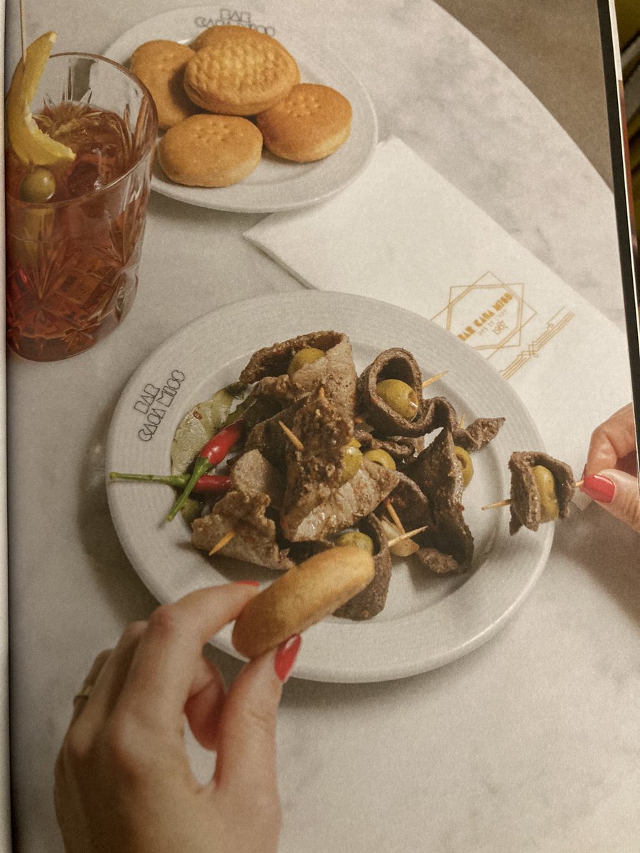 LydiaPerezM's tweet photo. En la Presentación del tercer libro sobre ‘Berenars a Mallorca’ en el @pcongressosp 
Estas iniciativas dan valor a nuestra gastronomía, bares, cultura y cocineros.
#Variats
Enhorabuena a los impulsores de esta bonita iniciativa 
#Disset #SerFoodie 
 @La_SER https://t.co/J5u3bAAiIA