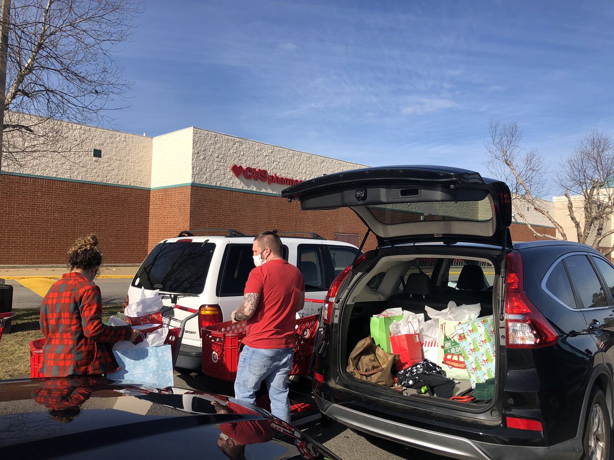 T1104 spreading holiday cheer in our community! We ❤️ shopping for wish lists and giving back this holiday season. A bright spot in 2020, indeed! 🎅🏼 🕎 🎄 🎯#targetadoptafamily
#R300givesback #wearetarget