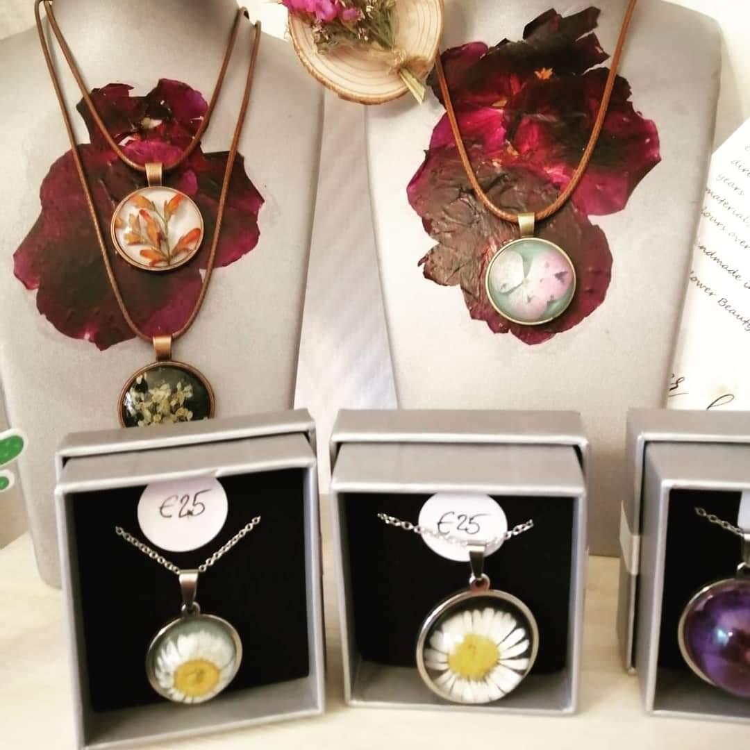 MadeInLimk's tweet photo. Resin and pressed flower jewellery, frames, wreaths, wallhangings, coasters and much more by Flower Beauty, a unique and beautiful gift
#limerickcity #limerick #limerickchristmas #shoplocallimerick https://t.co/kNwrBO25aD