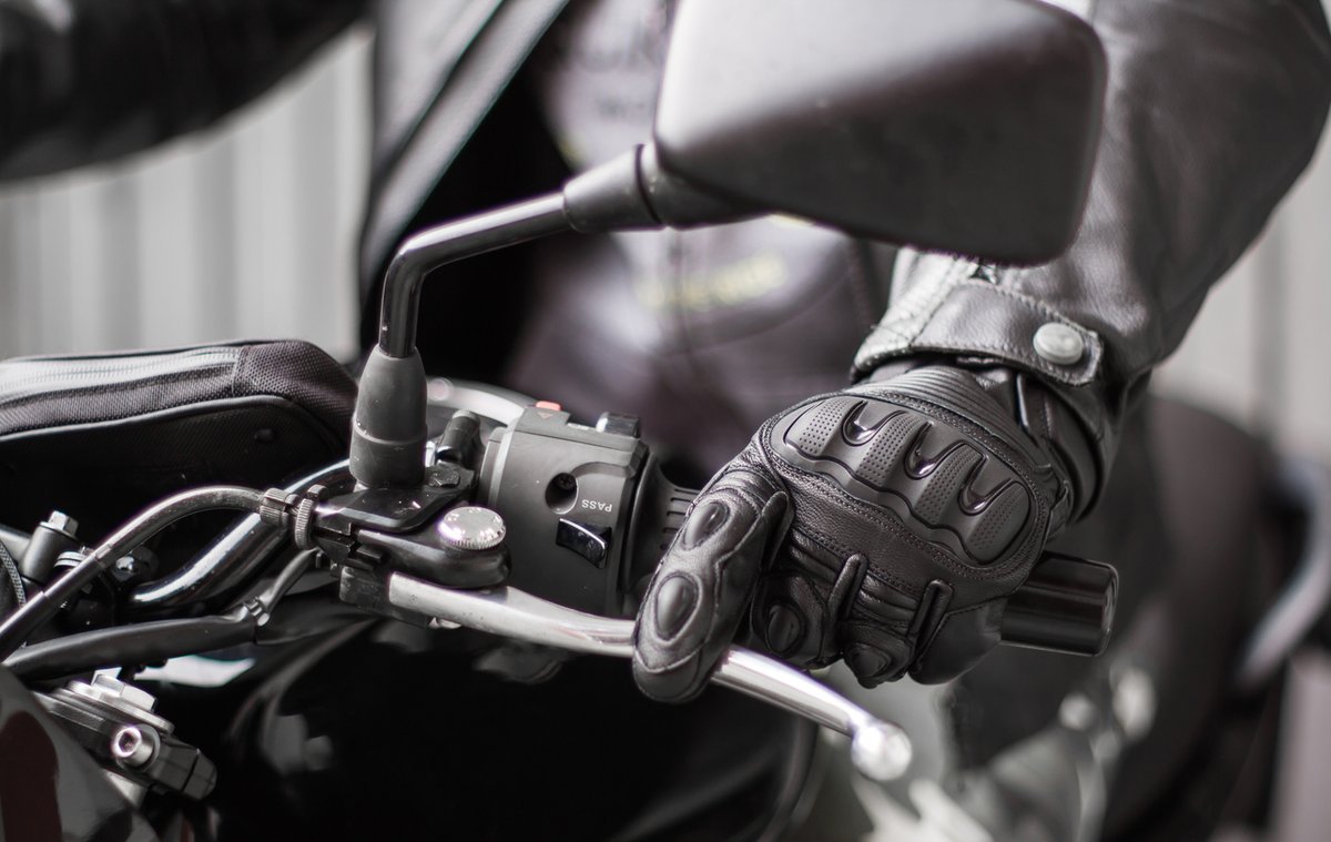 mh_suspension's tweet photo. #KeepingWarm when out riding may seem like an obvious tip, but when it comes to riding in the rain, snow and ice, it could be the difference between life and death.

That’s why  we recommend considering the following points before heading out this #winter: https://t.co/qegUteXLl1 https://t.co/aTLH5JtJuP