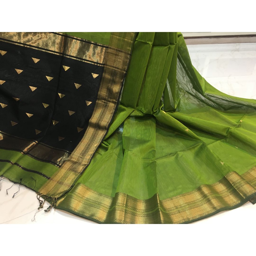 sixyardsaree's tweet photo. TRIANGLE BUTI SAREE Saree with a combination of Green Black, Gold colors. 
Reach us on 7799789085 (Call/WhatsApp).
Shop Now at https://t.co/ZXCLcH5YMY
#maheshwarisaree #puresilk #silksaree #sixyardsaree #handloomsaree #handloomweaves #muiltiborder https://t.co/rxCxyOwifq