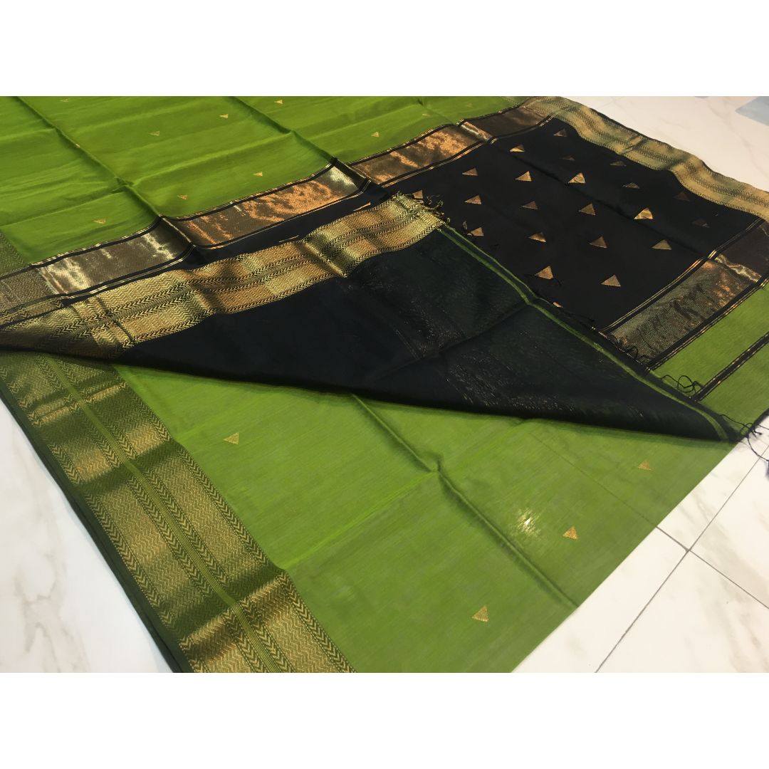 sixyardsaree's tweet photo. TRIANGLE BUTI SAREE Saree with a combination of Green Black, Gold colors. 
Reach us on 7799789085 (Call/WhatsApp).
Shop Now at https://t.co/ZXCLcH5YMY
#maheshwarisaree #puresilk #silksaree #sixyardsaree #handloomsaree #handloomweaves #muiltiborder https://t.co/rxCxyOwifq
