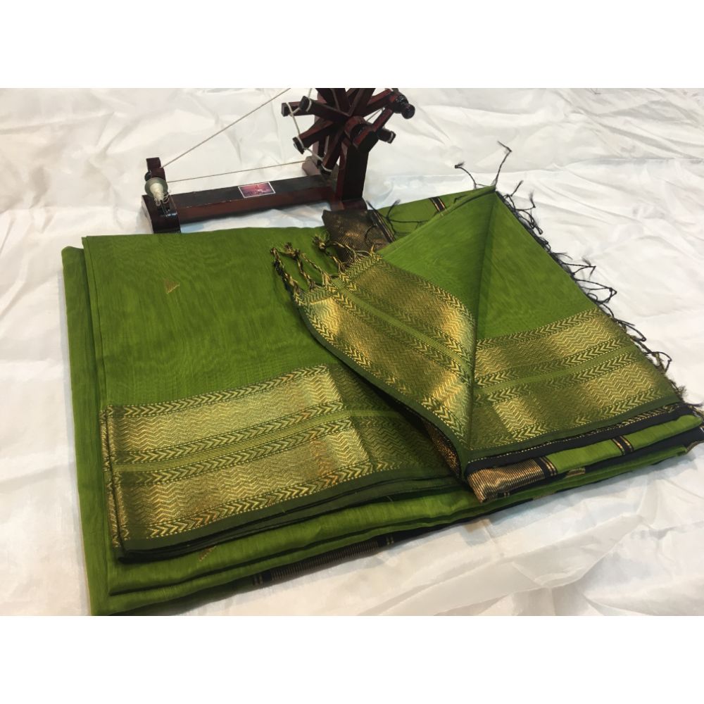 sixyardsaree's tweet photo. TRIANGLE BUTI SAREE Saree with a combination of Green Black, Gold colors. 
Reach us on 7799789085 (Call/WhatsApp).
Shop Now at https://t.co/ZXCLcH5YMY
#maheshwarisaree #puresilk #silksaree #sixyardsaree #handloomsaree #handloomweaves #muiltiborder https://t.co/rxCxyOwifq