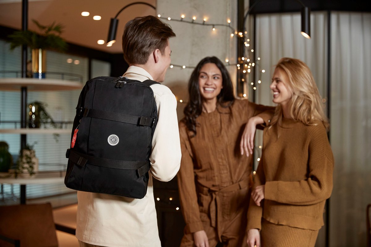 KiplingGlobal's tweet image. Celebrate holidays in simple moments of joy #LiveLight #KiplingLiveLight #Kipling #Gift bit.ly/39uhBf4