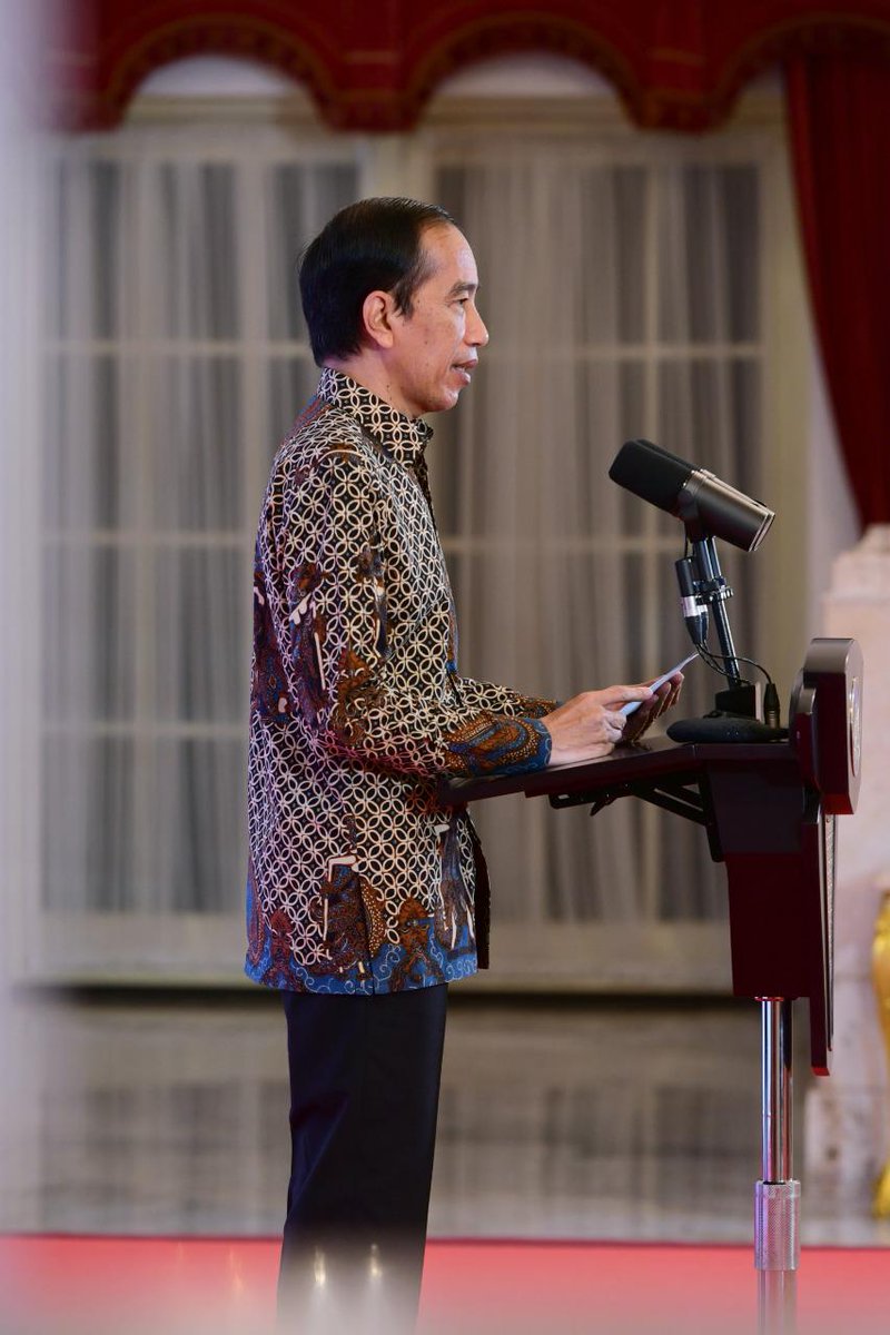 jokowi's tweet photo. Pemerintah berupaya menyediakan vaksin Covid-19 bagi seluruh masyarakat secara cuma-cuma, tanpa kecuali. Vaksin ini tidak ada kaitannya dengan keanggotaan BPJS. 

Pemerintah masih menunggu tahapan ilmiah oleh BPOM, lalu segera menyelenggarakan vaksinasi massal. https://t.co/q2YGCTdJnJ