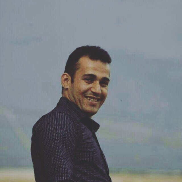 amjad_panahi's tweet photo. امروز که آخرین مکالمه دختر #روح_الله_زم با پدرش را گوش می‌دادم، بغض گلویم را گرفت، یاد آخرین مکالمه خودم با رامین افتادم، بهم گفت کاک امجد می‌دانم چ تلاش‌های کردید و مردم هم بطور گسترده ازم حمایت کردند، مطمعن باش با سربلندی پای چوبه‌دار خواهم رفت.
#رامین_حسین_پناهی https://t.co/FfKyFBX4H6