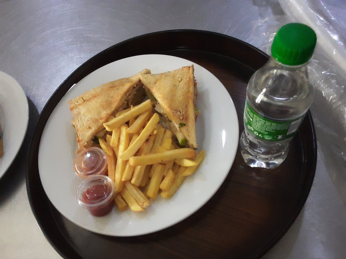 Thedoughfactory's tweet photo. Its lunch time! Call in and order for your pasteries,Sharwamas, Burgers,Hot dogs, Cbicken Wings, french fries, Pizzaz. We are located opposite Banex, Immediately after Zenith Banex @ TUG Centre. Our numbers are 07044010244, 07016366660. We also do Delivery and we are Swift. https://t.co/3O2z8yucch