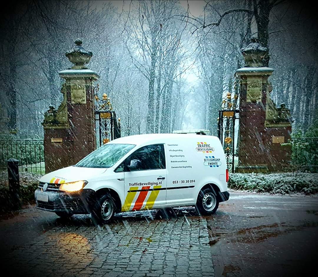 trafficbeveilig's tweet photo. Wij van het Team Traffic Beveiliging,

Wensen iedereen fijne feestdagen en een veilig &amp; gezond 2021. https://t.co/1HpYwMSsjM