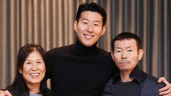 Tivemos dúvidas em partilhar esta...

Heung Min Mum x Heung Min Son x Heung Min Dad
Desculpem.