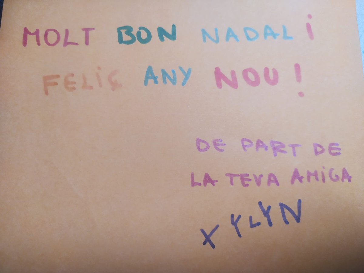 acabanesarnau's tweet photo. Así que decidí dejar el ejercicio de historia y ayudarla. Aquí os dejo una foto de las tarjetas. Todo lo que pone me dijo que lo pusiese ella. Fue una tarde de hermanas con muchas manualidades y ella estaba pletórica. https://t.co/Qrh6fdBjak