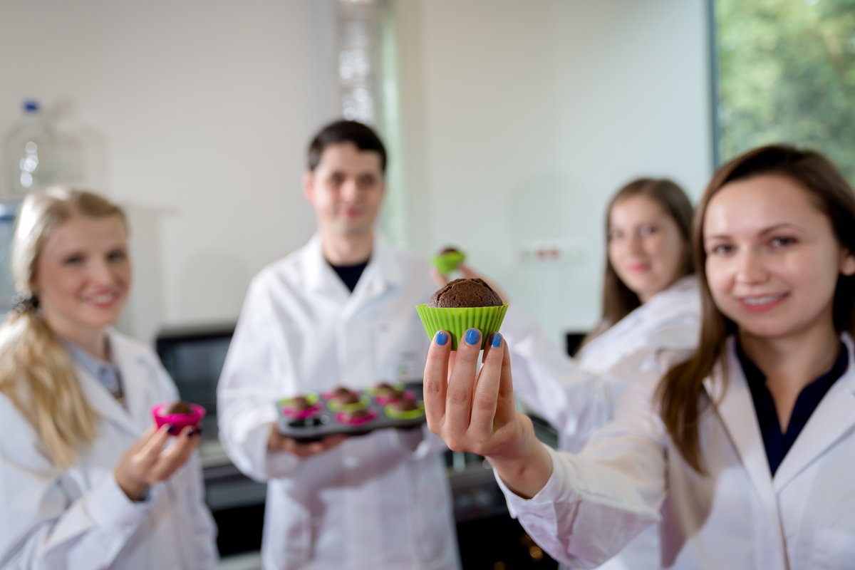 napiferyn's tweet photo. In #Valocake we focused on upgrading #rapeseed press cake-derived #protein into tasty food products. But how do you make sure something tastes great? Only by actually trying it! We get to do it at our food formula testing lab in @bionanopark. #VeganChristmas cupcake anyone?🧁 https://t.co/zvD9VhEHJr