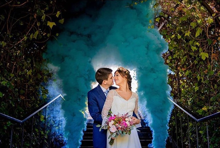 MarengoModa's tweet photo. Cómo nos gustan las fotos de #boda que transmiten tantas cosas bonitas 🥰 Y todavía más si nuestra #novia estaba así de radiante✨ El escote en V y sus mangas con transparencias y acabado en volante lo hacen realmente delicado y especial👰🏼‍♀️ https://t.co/WfEyIM6473