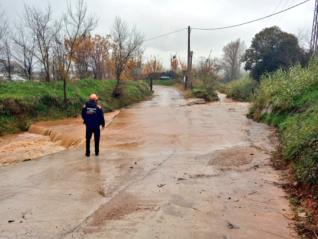 ajsantcugat's tweet photo. 🟢Els equips de #ProteccioCivil informen que no s'ha produït cap incidència destacable a #SantCugat i treballen sobre el terreny per netejar alguns embornals que han provocat petites inundacions puntuals

@JoseGallardoSTQ
@FrancescCarol @meteocat @emergenciescat @eltempsTV3 https://t.co/1EizWd7jTD