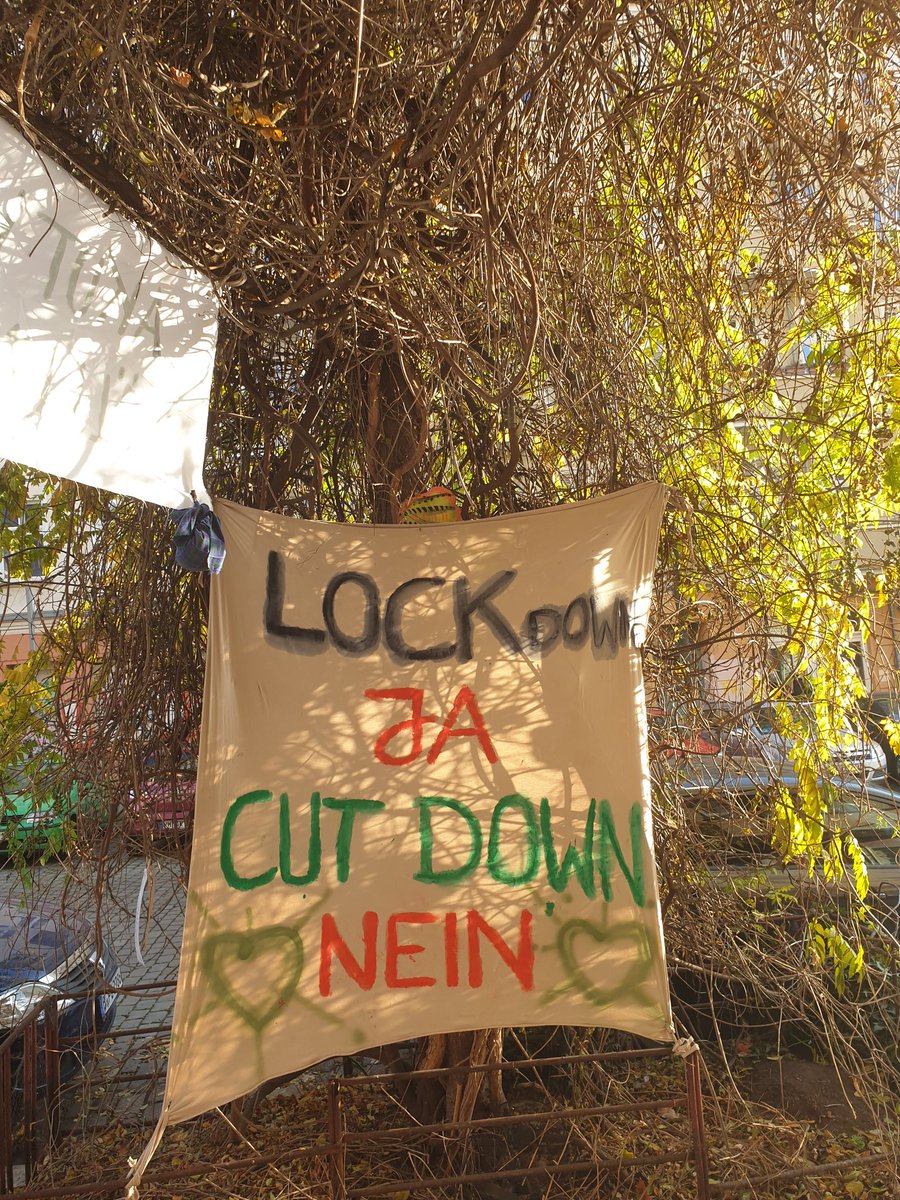 MartinLochner's tweet photo. Wenn Menschen mit aller Gewalt (leider nicht sicher ob nur metaphorisch) einen toten (!) Baum schützen und Neupflanzung verhindern wollen, bist du wohl in Berlin-#Friedrichshain . Polizeischutz für das Grünflächenamt sei jedenfalls angeraten. #sama32 #lockdown #cutdown https://t.co/a4U9CFHHi5