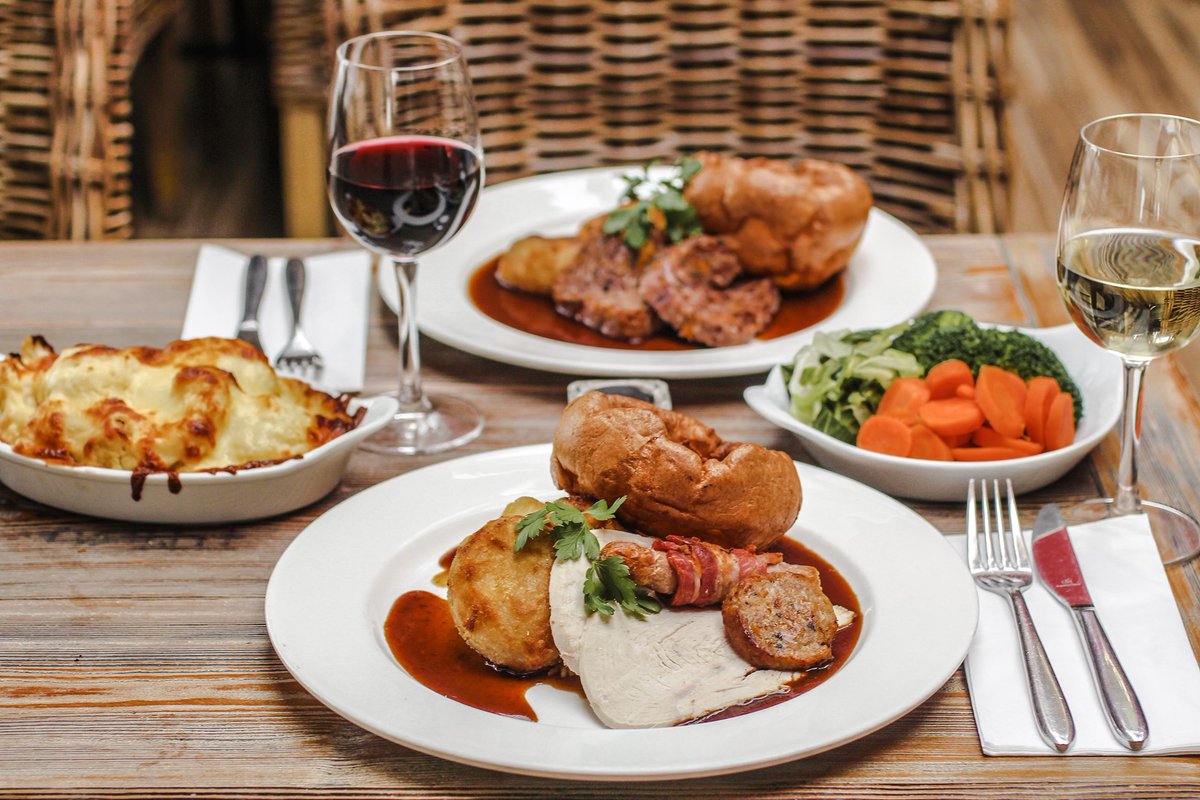 axeandcompasses's tweet photo. We will have a very special guest Sunday 20/12 for lunch at the Axe &amp; Compasses, Aythorpe Roding🎅  Father Christmas will be here from 2-4pm visiting tables performing magic, creating balloon animals &amp; has a special goody bag for all the good little boys and girls 🎁 #Dunmow https://t.co/iiSDHRzUUq