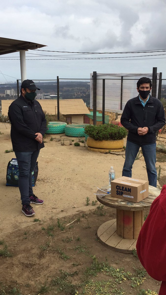 MakerWeekend's tweet photo. Comienza la donacion de @MakerWeekend con las palabras de nuestro director @IamPeterRoberts: filtros portátiles de purificación de agua! https://t.co/tY8UC3dlJY
