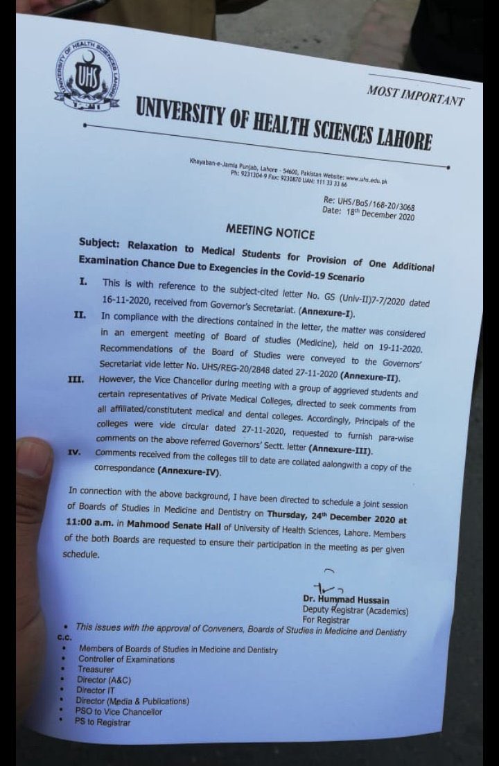 AmnaAhmad0070's tweet photo. You could have issued this without the students coming to the roads. Then you complain about students being rude. #ProtestAgainstUHS https://t.co/ezi8VEOsno