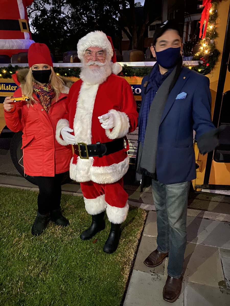 maggiesworld's tweet photo. Look who we picked up?! 🎅🏻! He ditched his sleigh for @McKinneysHOU #houstonhistorybus 🚍 &amp; is joining us live on @CW39Houston! #cw39 #houston #santa #HolidaySeason #holidaylighttour #riveroaks https://t.co/WYCS8hAsgN