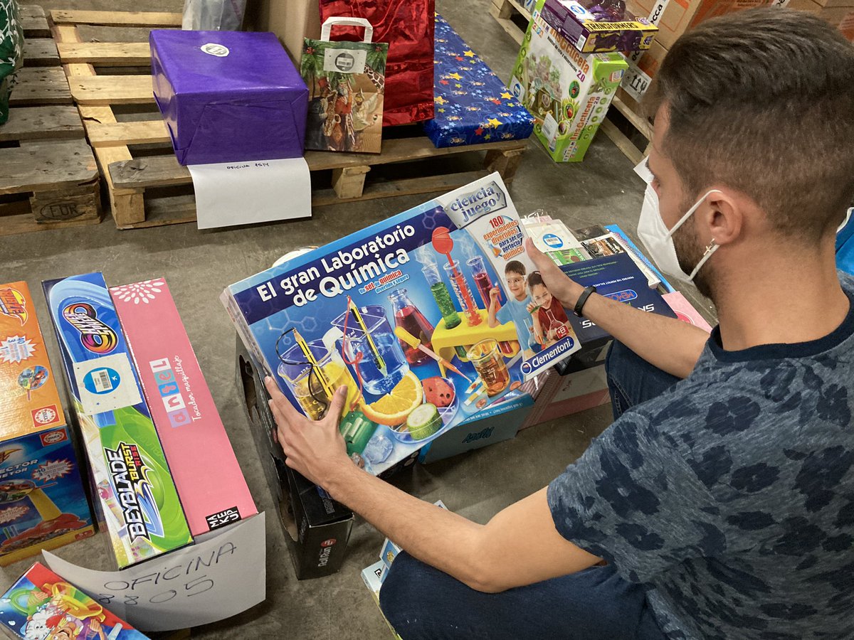 MigueReyesLemus's tweet photo. ¡Ya han llegado los #ReyesMagos a @TF_ecca ! 
Han dejado regalos para familias vulnerables. Todo gracias a #ArboldelosSuenos de @FundlaCaixa @caixabank y que gestionamos en @radioecca 
#EligeTuCaminoECCA https://t.co/M1UWtu1geA