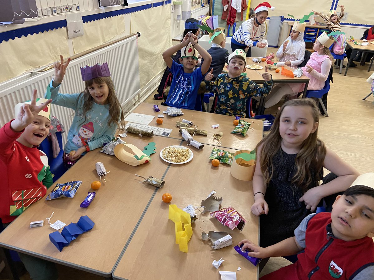 LorneSchool's tweet photo. #LorneP4Q had a fabulous time and had lots of fun at their Christmas party #groovymoves #LorneChristmas https://t.co/RAJAgVeDdQ
