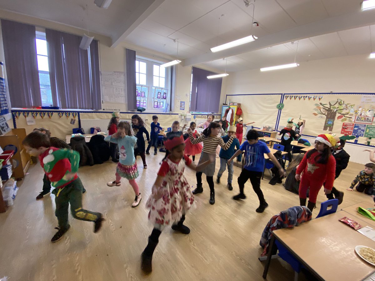 LorneSchool's tweet photo. #LorneP4Q had a fabulous time and had lots of fun at their Christmas party #groovymoves #LorneChristmas https://t.co/RAJAgVeDdQ