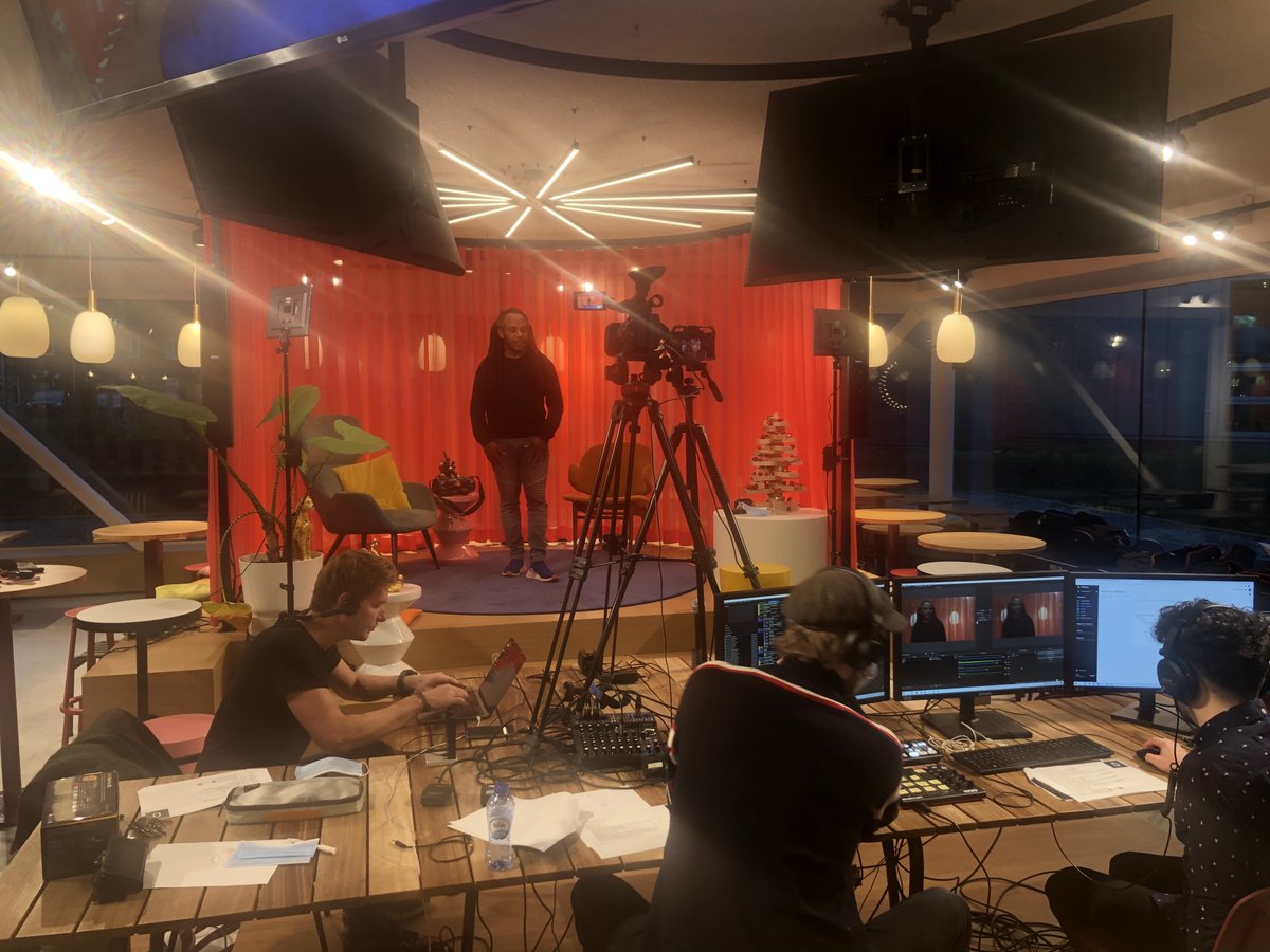 ByHandpicked's tweet image. Fantastische home edition van onze kerstborrel, live vanuit onze Wonderbar. Onder de bezielende leiding van @marloesbovee  en Rene met optredens van @marlonkicken 🤣, @kazanhans 🐰🎩, @WulfieMusic 🎶 en @ikbendries 🎉
#handpicked #lockdown