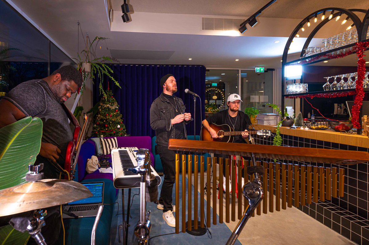 ByHandpicked's tweet image. Fantastische home edition van onze kerstborrel, live vanuit onze Wonderbar. Onder de bezielende leiding van @marloesbovee  en Rene met optredens van @marlonkicken 🤣, @kazanhans 🐰🎩, @WulfieMusic 🎶 en @ikbendries 🎉
#handpicked #lockdown