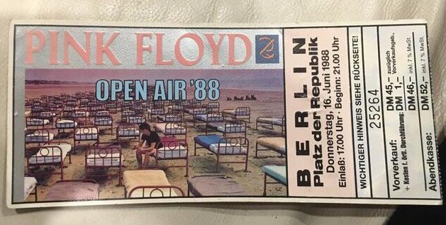 KEMAL SUNAL ve PINK FLOYD
Bu da ayrı bombadır.
1988'de çekilen POLIZE filminde Kemal Sunal, Pink Floyd konserini ziyaret eder. Konser hazırlıklarını teftiş eder :))