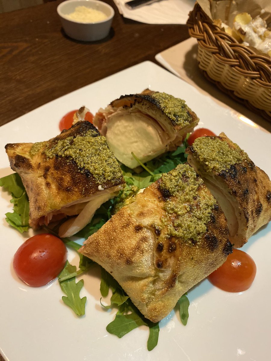 sam55th's tweet photo. رأيي و انطباعي عن مطعم فنزوني دا بيتز
@finzionedapizza
التصنيف؛ بيتزاريا: 🍕🍝🧀
📍الموقع: https://t.co/NNnZNnky2C
التكلفة: $$متوسطة https://t.co/7Vq8dOvxgl