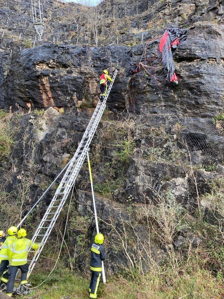 DSFireUpdates's tweet photo. Teams from Somerset yesterday rescued a base jumper from the side of a disused quarry near Cheddar. We found the casualty (luckily unharmed) through the use of the #what3words app.  

Please consider downloading the app to help to locate yourself or others when you need to. https://t.co/FQUax3kpDx