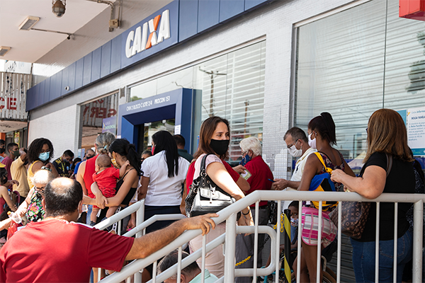 fenaefederacao's tweet photo. 🚨😷Filas acentuadas em agências refletem deficit de servidores, dizem dirigentes da Fenae e de Apcefs. Leia mais: https://t.co/XZUeAXgizs

#Fenae #ACaixaÉTodaSua https://t.co/wwVjToCsy2