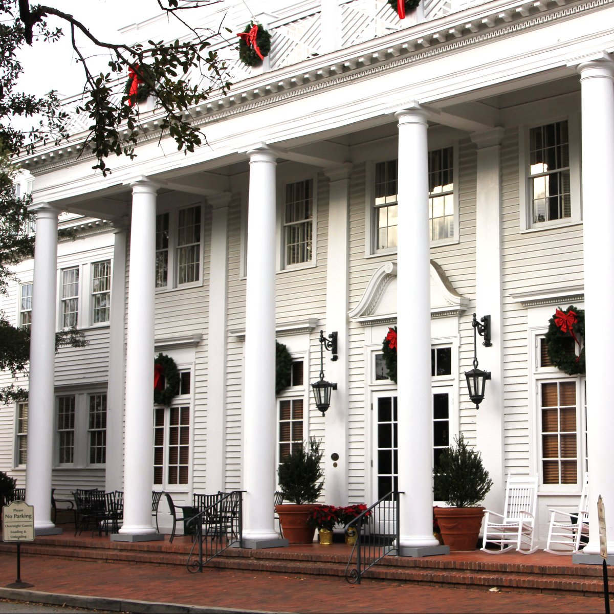 thewillcox's tweet photo. The halls are decked—all we need is you to make our holiday season extra special! #thewillcox https://t.co/D0VweuLuGG