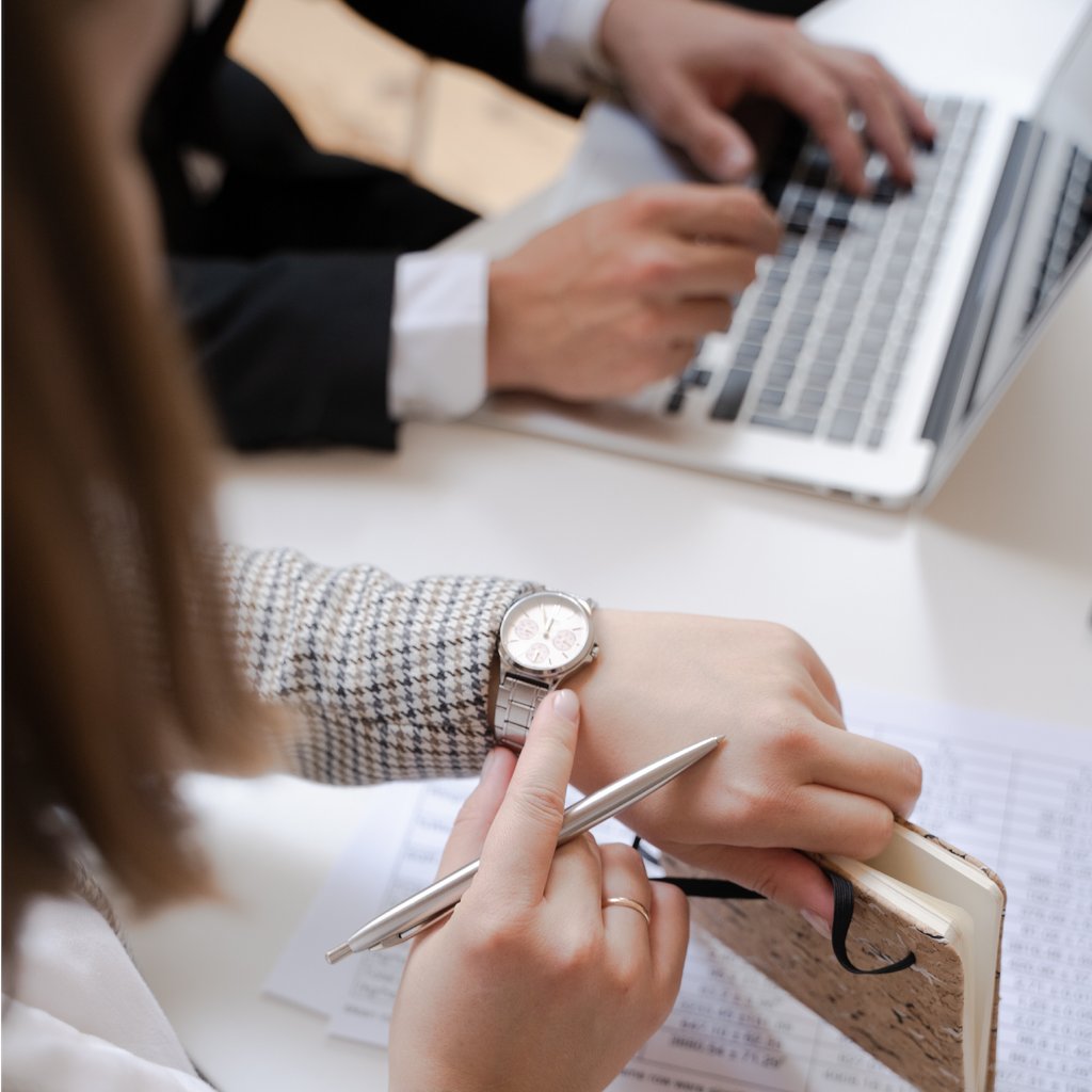 Time to think about hiring a property manager if you want:
👥 Quality tenants 
💻  Your property managed by an expert 
🏠 Shorter vacancies 
⚒️ Less turnovers 
⚖️ Less legal issues  
💆 Peace of mind 
Invest in property management, we will protect the value of your property!