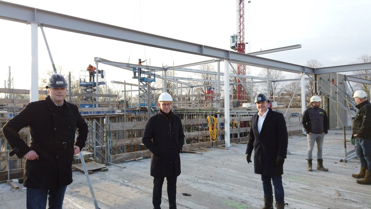 Het hoogste punt van de gymzaal van de nieuwe VO school is bereikt. Reden voor wethouders Dennis Bouwman en Jan Schipper om een bezoek aan de bouwplaats te brengen.

De bouw van zowel de gymzaal als het schoolgebouw vorderen - ondanks corona - gestaag.