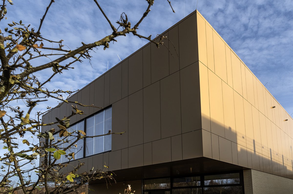 ukbberlin's tweet photo. Das zukünftige Haus der Gesundheitswirtschaft sorgt für Glanz auf dem ukb-#Gesundheitscampus. Nicht nur, weil die Fassade so gülden glänzt, sondern auch weil glanzvolle Projekte dort einziehen wie etwa das "Smart Living & Health Center" oder unser Zentrum für #Notfalltraining. https://t.co/MQalOYvLjn
