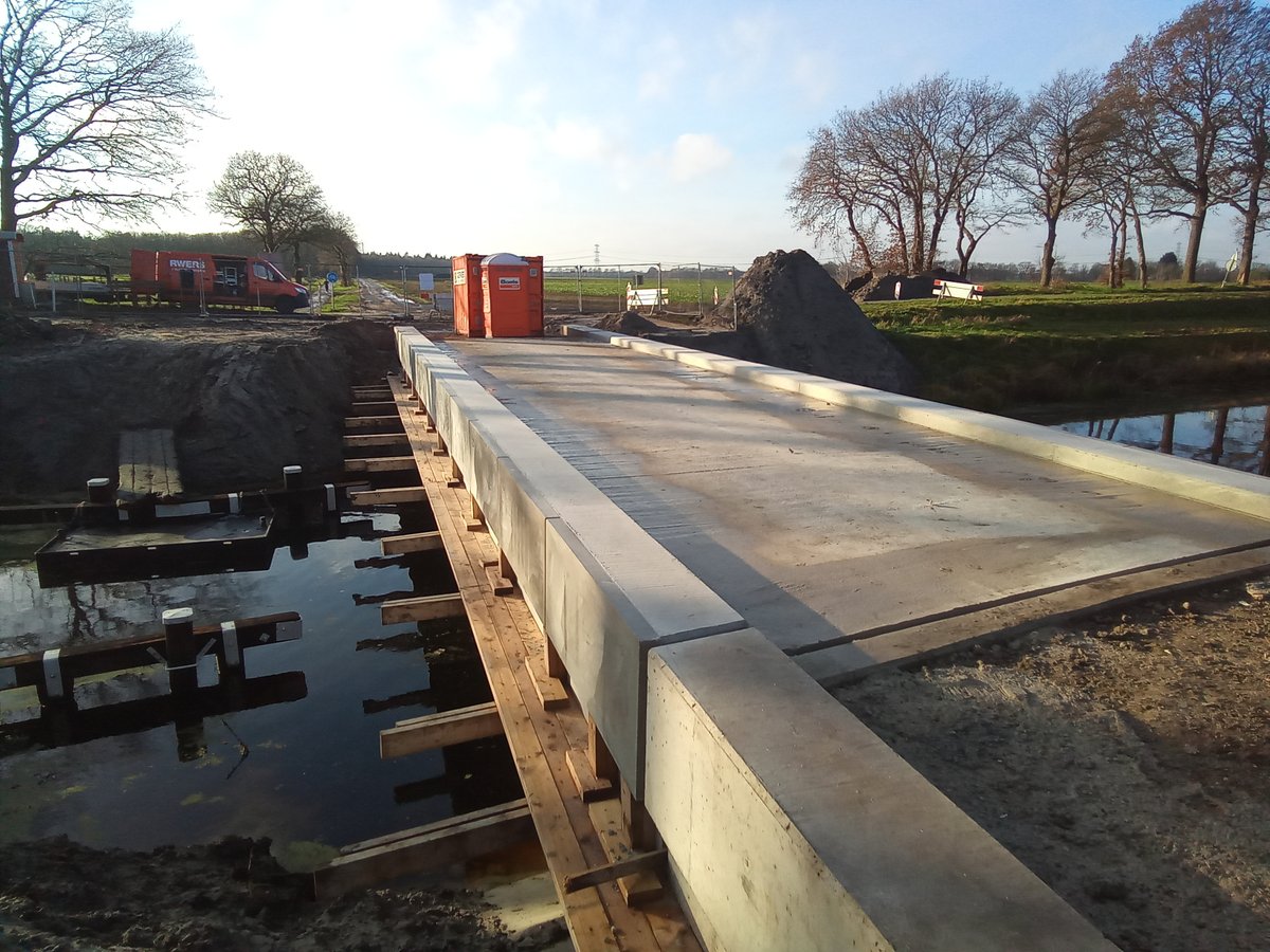 <a href="/Gerwers/">Gerwers</a> Nu, op een paar kattenpootjes na, ligt de brug er strak bij. Klaar om straks na de feestdagen afgemaakt te worden. Maar nu is het eerst vakantie voor de heren van <a href="/Gerwers/">Gerwers</a>  
Geniet ervan!