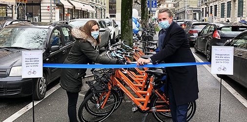 ccig1865's tweet photo. La CCIG conclut le premier partenariat genevois de sponsoring avec Donkey Republic et l’association @Geneveroule en vue d’encourager la mobilité douce. Dix vélos en libre-service ont été inaugurés aujourd'hui et seront habillés pendant une année aux couleurs de la CCIG. https://t.co/7jHxwFtCTw