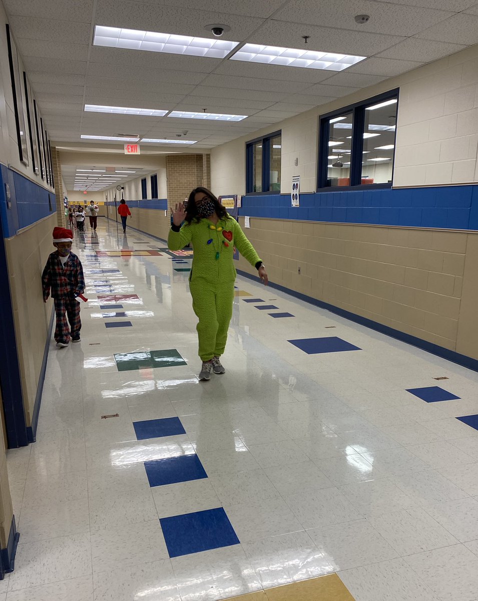 Fields_Library's tweet photo. ‘Twas the last day before our winter break and you can feel the holiday cheer in our hallways! 😍 Proud to be Fields! @NISDFields #ThisIsFields #happyholidays https://t.co/PfQfQDL31Z