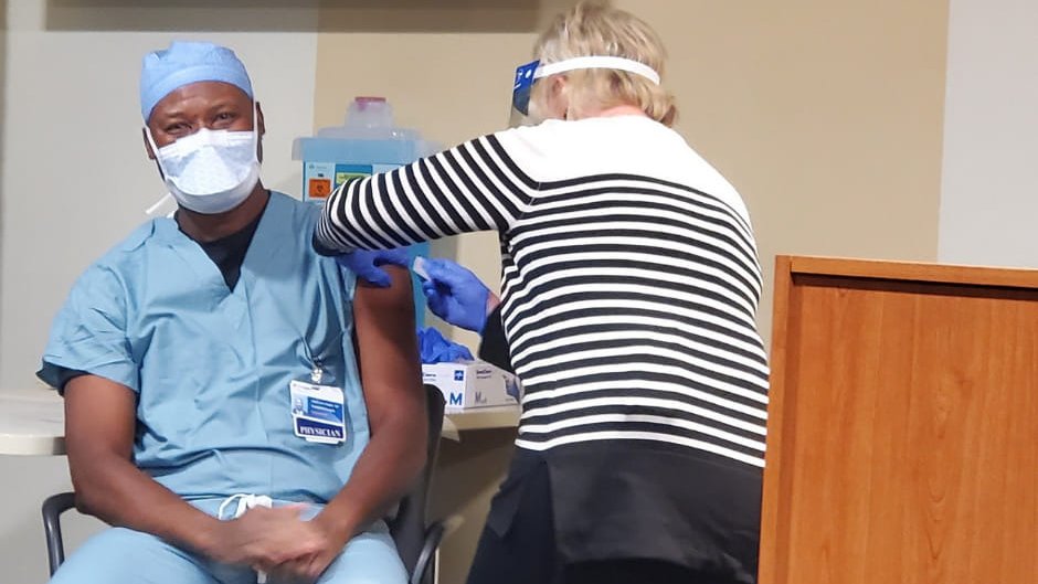 JenniferSemenza's tweet image. Dr. Ojogho got the first #COVIDvaccine at @providence_phc today. “As a physician and as a person of color, I’m very, very aware of how this virus has devastated our community. This vaccine is really the ray of #hope that’s going to lift our spirits and help us defeat this virus."