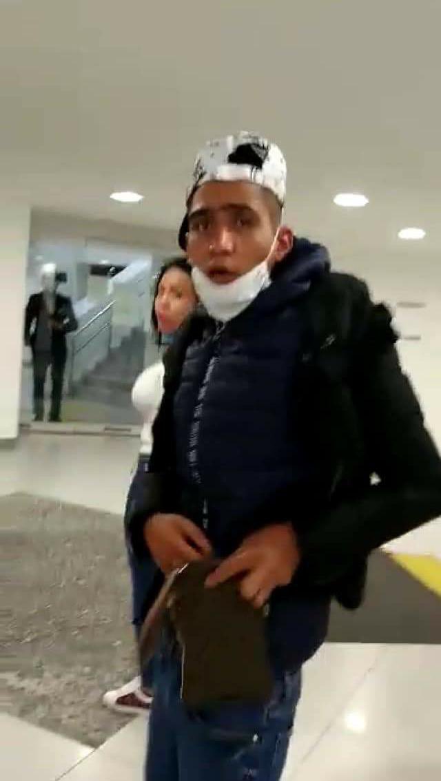 PORLASAGUILAS's tweet photo. ⚠️ASALTANTES⚠️ La mujer “N” se acerca a los usuarios en los cajeros automáticos diciendo que es trabajadora del banco para ayudarles. Va acompañada de un hombre “N”. Ayer fueron sorprendidos y grabados en un @BBVA_Mex. https://t.co/BTKv5STI3N