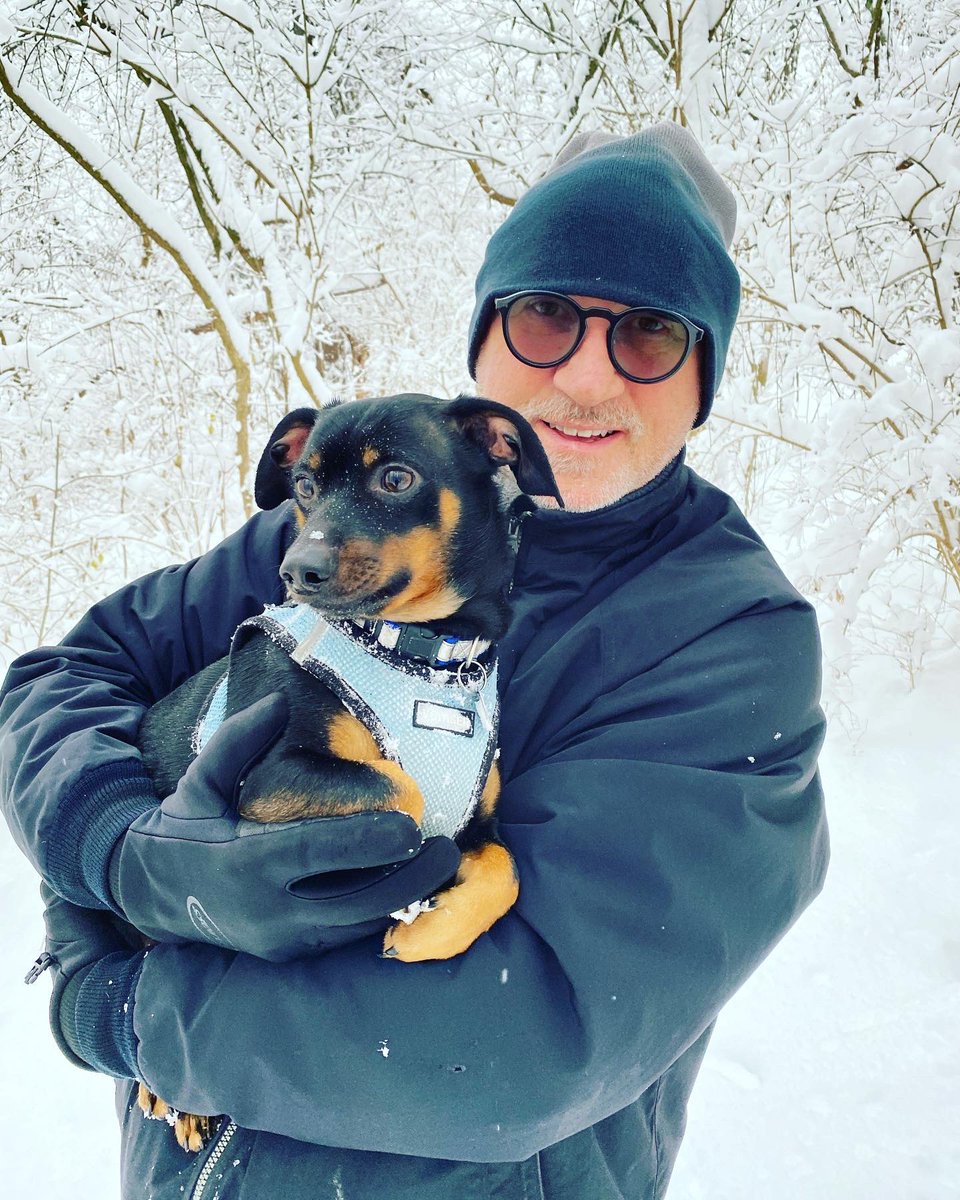 klugworld412's tweet photo. Snow day with George #ArtistOnTwitter #DogsofTwittter https://t.co/sh9kfUb6jQ