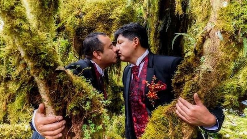 ArcoirisRlca's tweet photo. 🗣Felicitaciones al movimiento LGBT+🏳️‍🌈 de #Bolivia. Llevan una lucha mucho más dura que en otros países, enfrentando prejuicios y falta de apoyo, pero lo lograron. David y Guido son desde el jueves la primera pareja del mismo sexo reconocida legalmente como unión libre. https://t.co/4zDgQ4QTkB