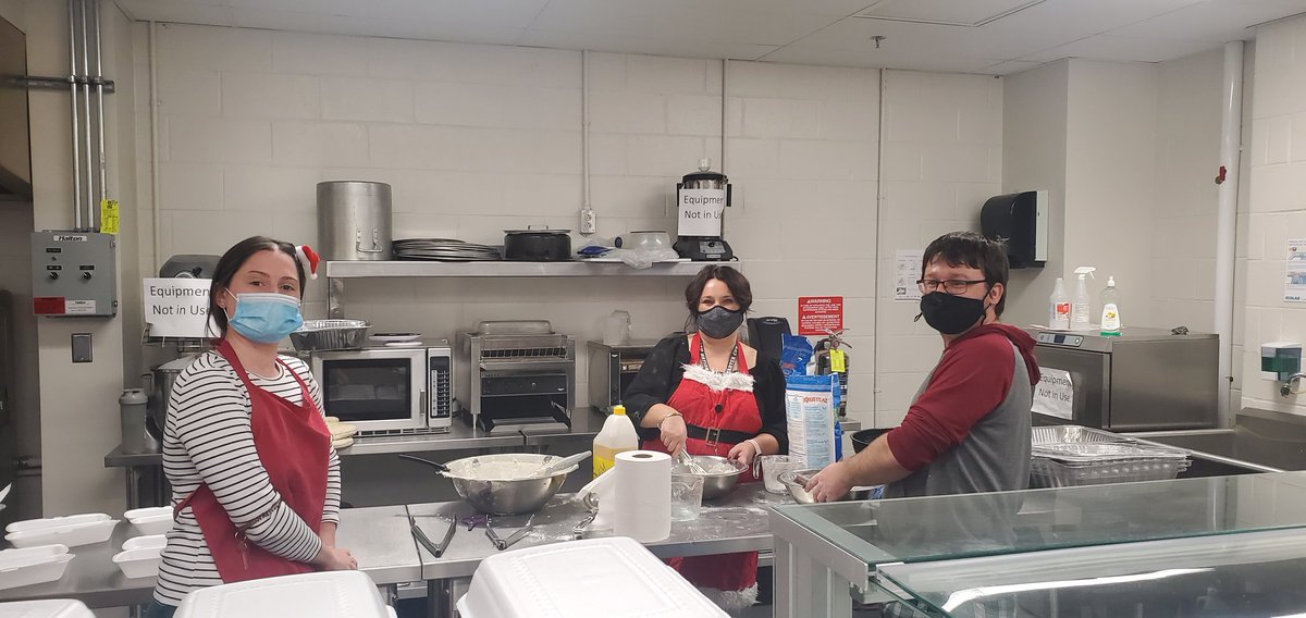 SPJHPythons's tweet photo. Our kitchen elves! Cooking up pancakes and sausages! https://t.co/hbfjJgWHtJ