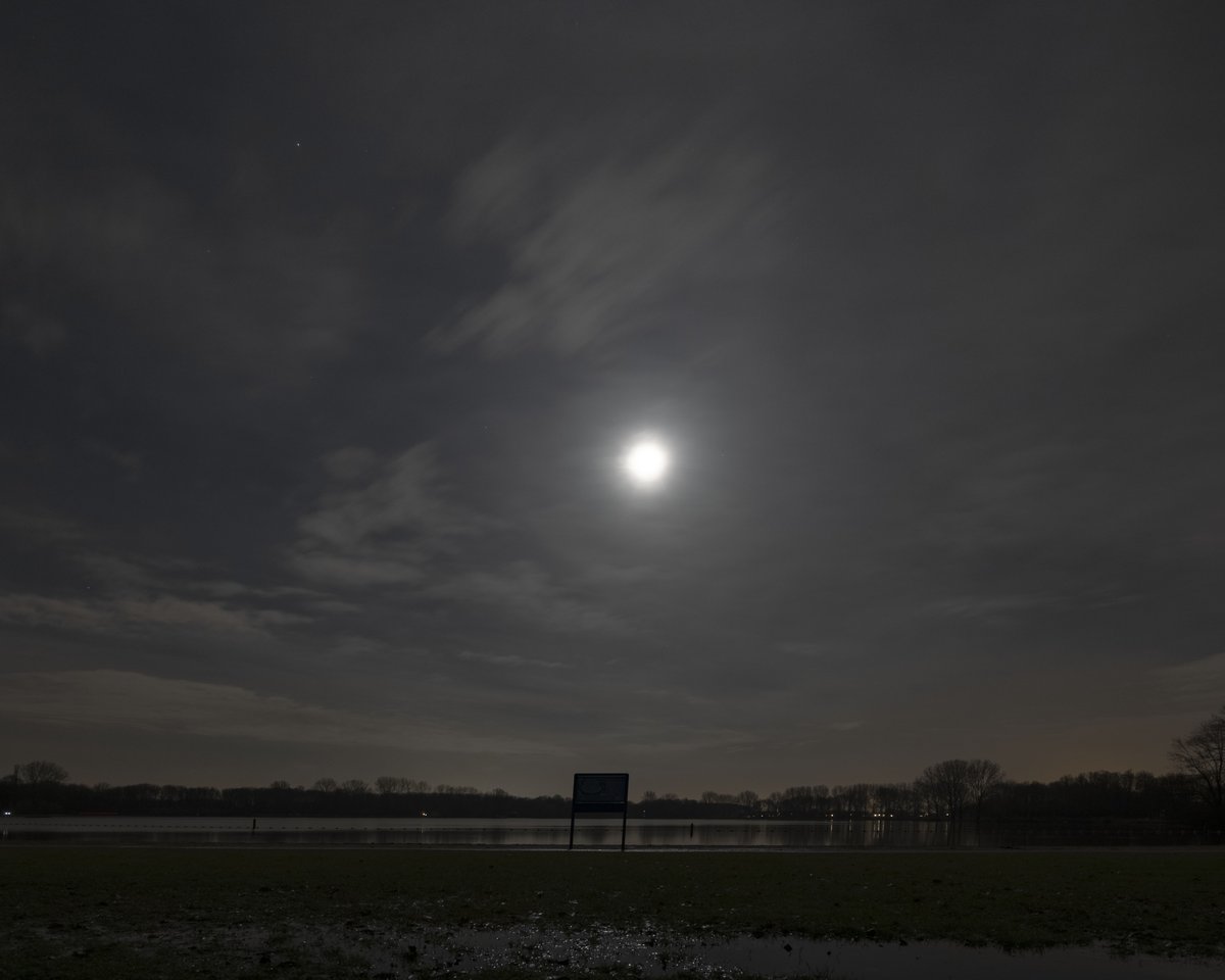 Days are short in December, but this does not mean darkness sets in early in the Netherlands. On cloudy nights, light pollution turns the night sky a bright orange. Let’s start designing for darkness, Dr. Taylor Stone proposes in his research. #tudelfttbm bit.ly/tudstories-dar…